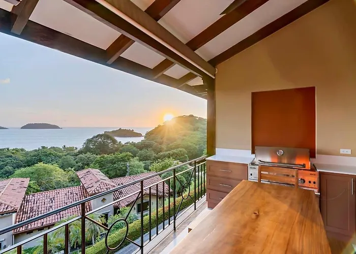 Hébergement de vacances Stylish With Brand-new Furniture, Panoramic Ocean Views, And Infinity Swimming Pool & Hot Tub