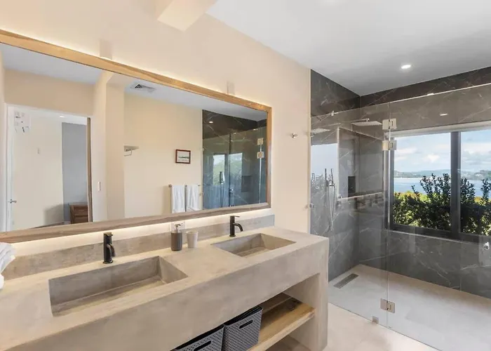 Hébergement de vacances Stylish With Brand-new Furniture, Panoramic Ocean Views, And Infinity Swimming Pool & Hot Tub *
