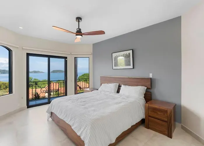 Hébergement de vacances Stylish With Brand-new Furniture, Panoramic Ocean Views, And Infinity Swimming Pool & Hot Tub