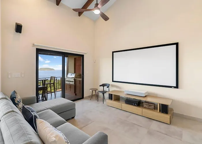 Hébergement de vacances Stylish With Brand-new Furniture, Panoramic Ocean Views, And Infinity Swimming Pool & Hot Tub *