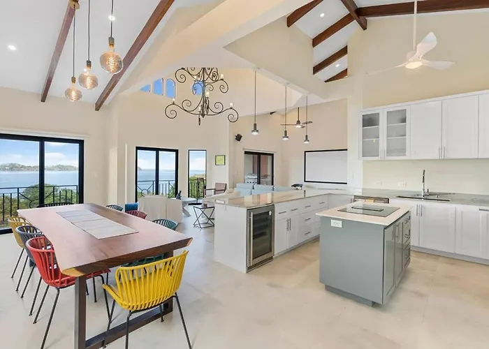 Stylish With Brand-new Furniture, Panoramic Ocean Views, And Infinity Swimming Pool & Hot Tub *