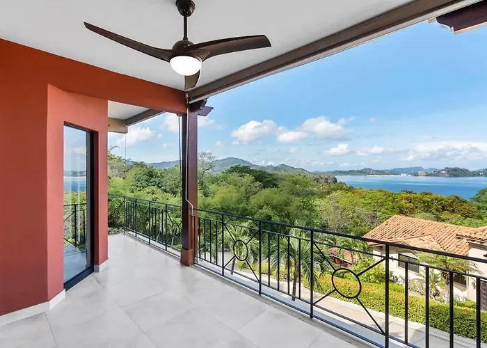 Hébergement de vacances Stylish With Brand-new Furniture, Panoramic Ocean Views, And Infinity Swimming Pool & Hot Tub