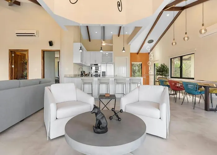 Stylish With Brand-new Furniture, Panoramic Ocean Views, And Infinity Swimming Pool & Hot Tub *